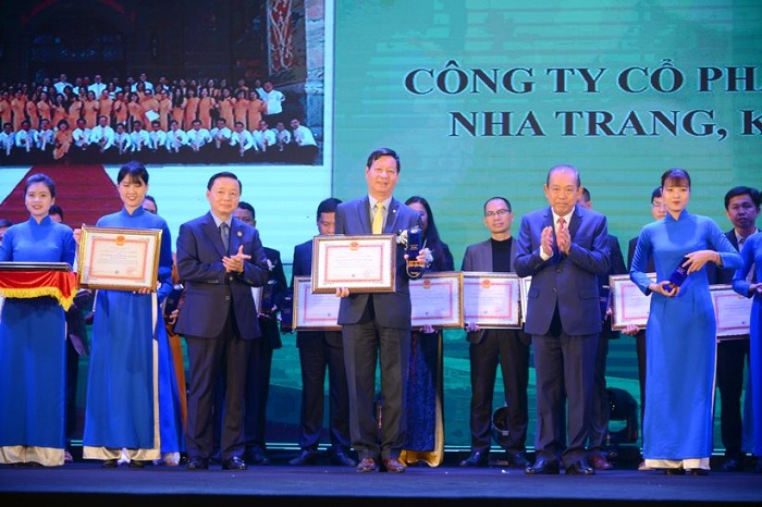 Ông Lê Khắc Hiệp, Phó Chủ tịch Tập đoàn Vingroup, nhận giải thưởng Môi trường Việt Nam 2019 dành cho thương hiệu Vinpearl